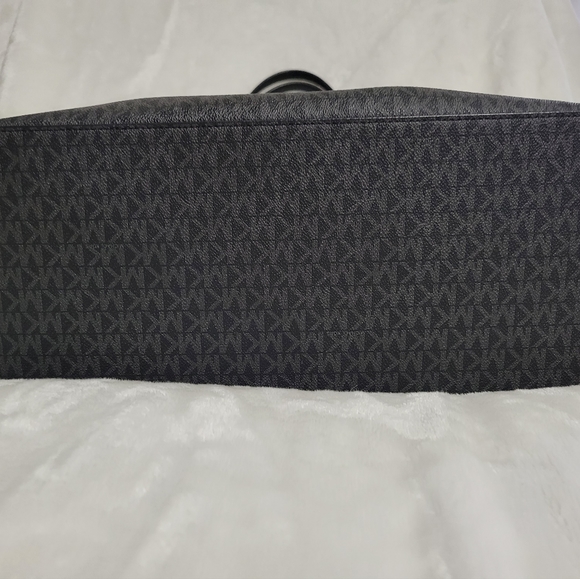 Michael kors tote and wallet - Picture 4 of 8